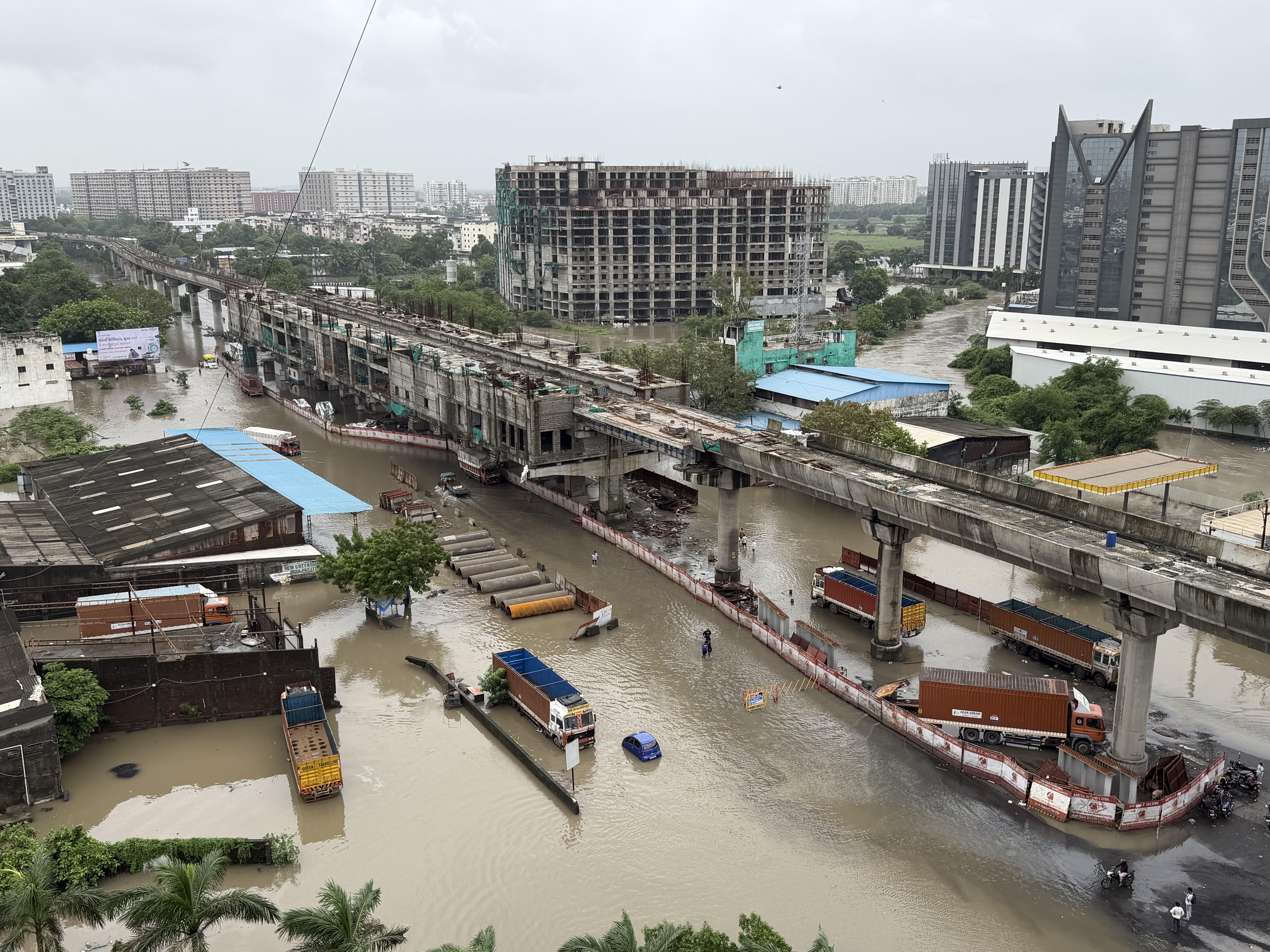 SURAT : ખાડીપૂર અને વરસાદી પાણી કારણે વૃધ્ધ મહિલા સહિત બે વ્યક્તિના મોત