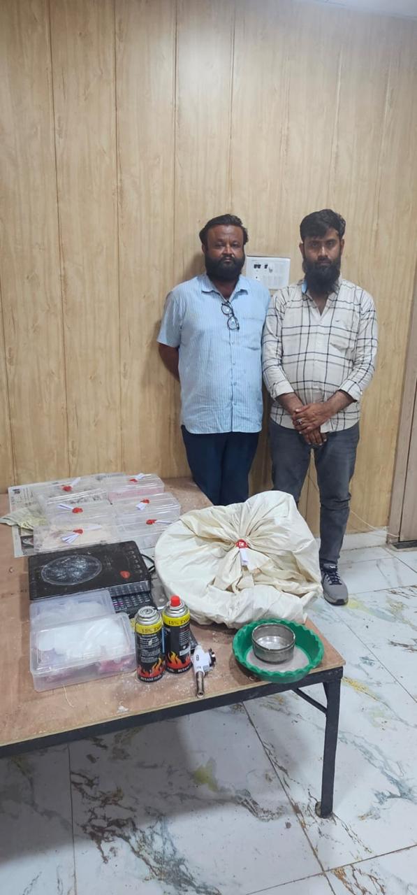 AHMEDABAD : ATS અને SOG પોલીસનું સયુંકત ઓપરેશન, વાપીના ભંગાર ગોડાઉનમાં ડ્રગ્સ ફેક્ટરીનો પર્દાફાશ, રૂપિયા 71 લાખનું મેફેડ્રોન જપ્ત